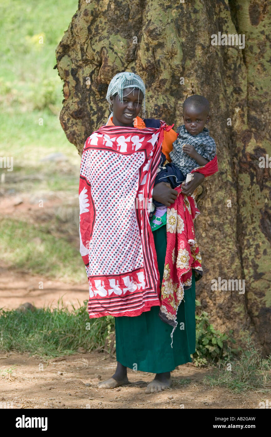 Portrait de la mère et l'enfant en Masai rouge traditionnel toga à Lewa Wildlife Conservancy en Amérique du Kenya Afrique Banque D'Images