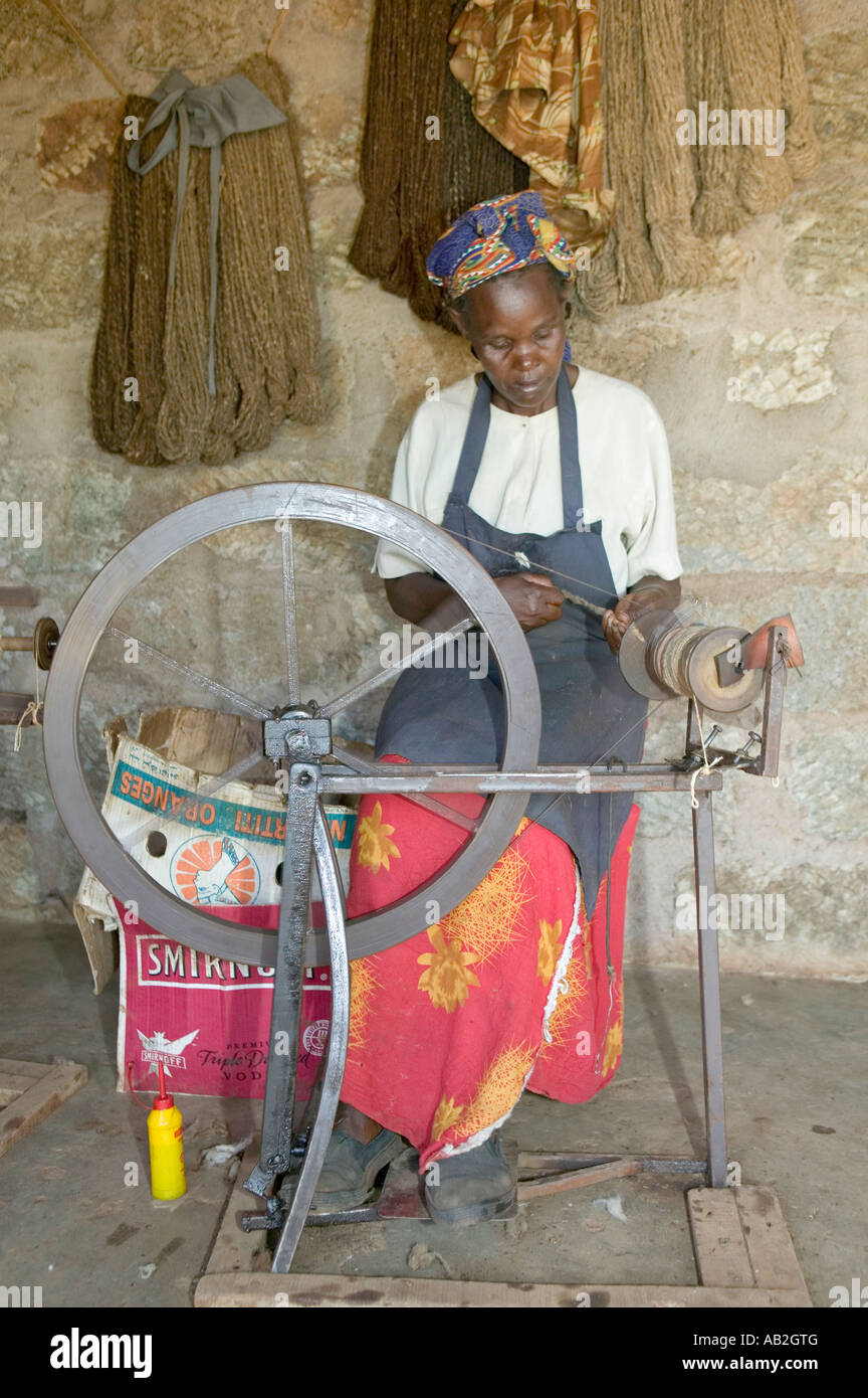 Femme Masai tisse des tapis dans le cadre d'une communauté à l'entreprise Lewa Foundation en Amérique du Kenya Africa Community conservat Banque D'Images