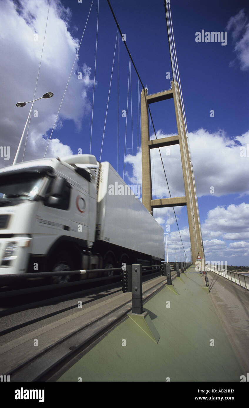 Camion traversant le pont enjambant la rivière Humber reliant l'estuaire humber yorkshire avec lincolnshire uk Banque D'Images