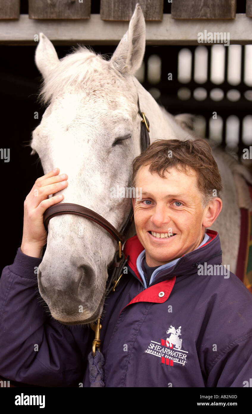 Médaillée olympique Leslie Law avec le cheval Shear l eau qui avait couru à l'or dans le concours complet à Athènes à ses écuries je Banque D'Images