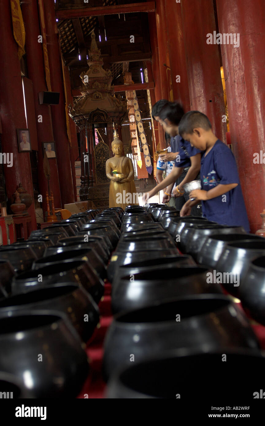 Offrant de l'argent dans un temple thaïlandais Banque D'Images