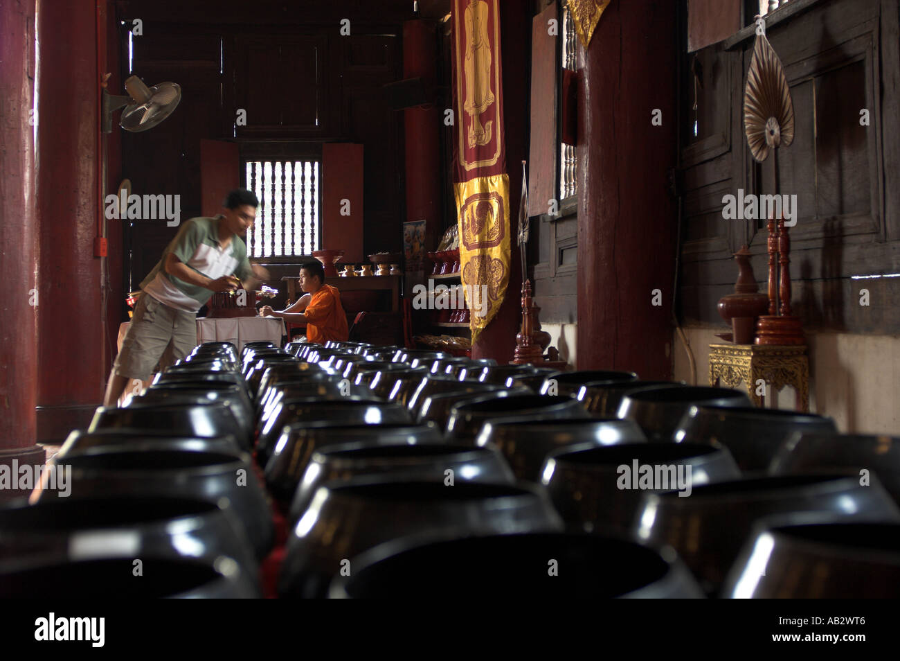 Offrant de l'argent dans un temple thaïlandais Banque D'Images