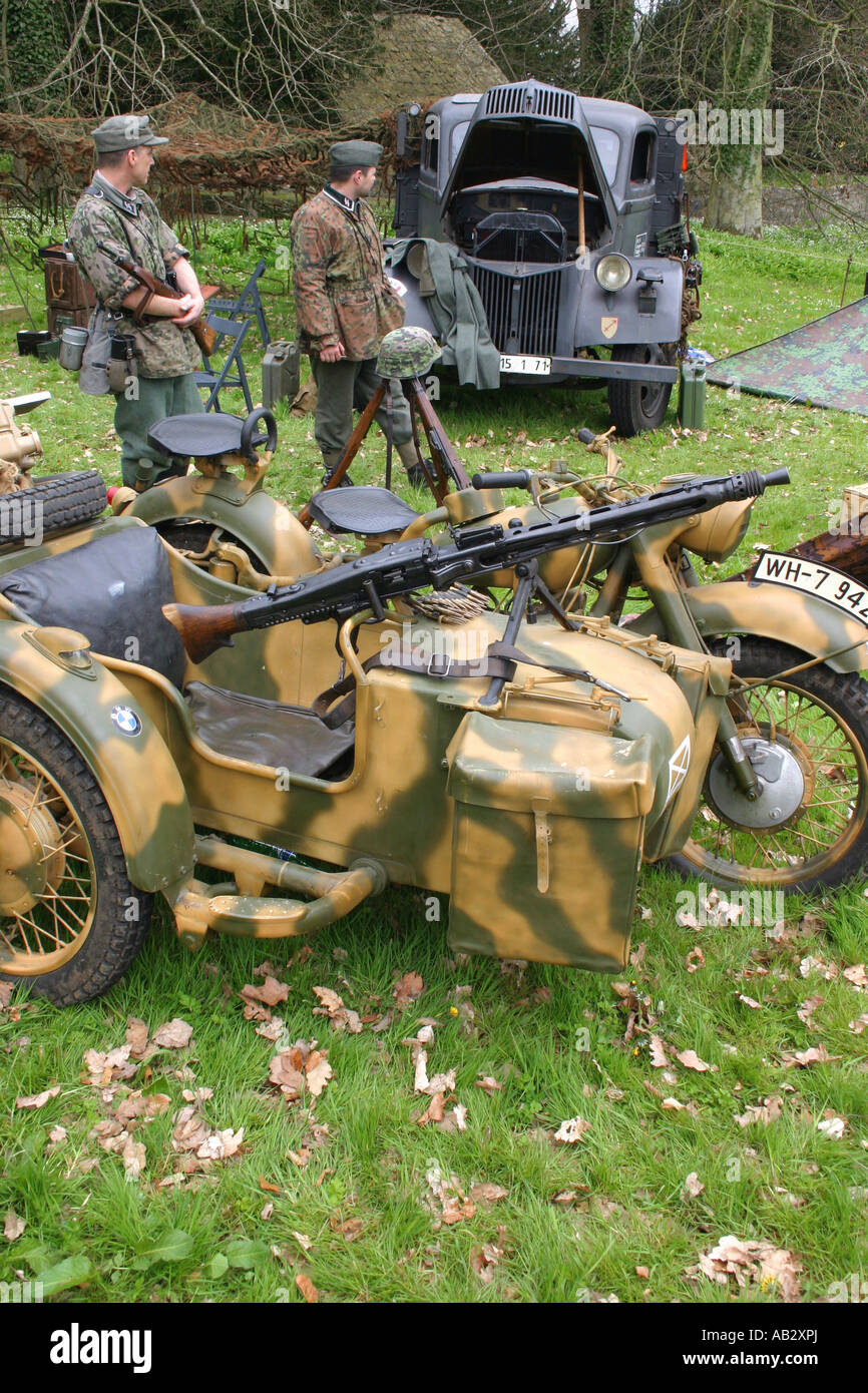 Tenue et d'un side-car moto BMW à une reconstitution d'un camp militaire de la Seconde Guerre mondiale 2 Banque D'Images