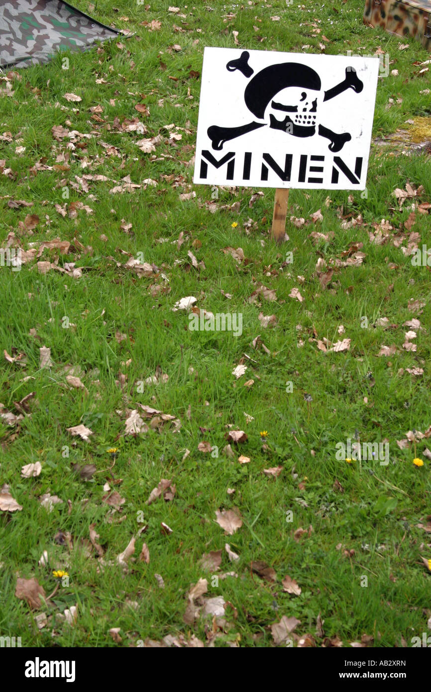 Avertissement signe de mines dans le sol à une reconstitution d'un camp WW2 Banque D'Images