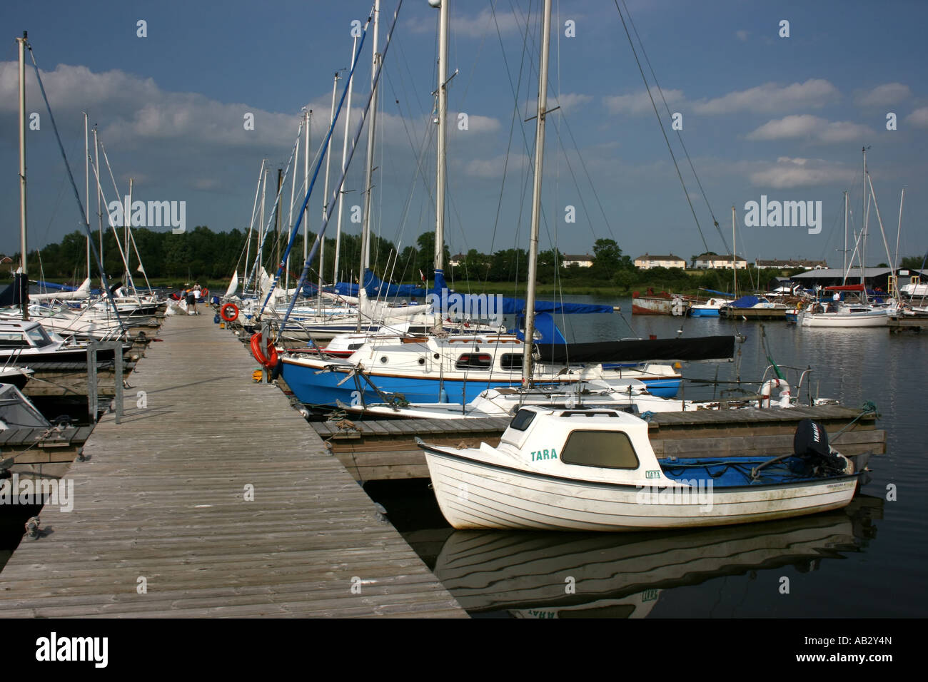 Les bateaux de plaisance amarrés à Kinnego Marina, Lough Neagh, Craigavon, County Armagh, en Irlande du Nord Banque D'Images