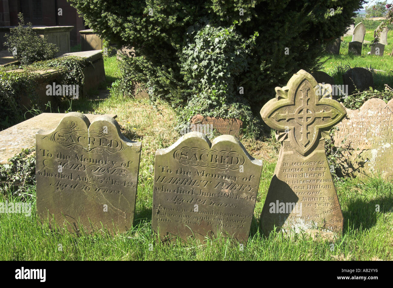 Les pierres tombales, dans le cimetière à Bangor Est-y-coed, au nord du Pays de Galles. Banque D'Images