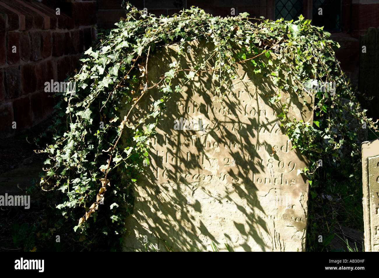 Pierre tombale dans le cimetière à Bangor Est-y-coed, au nord du Pays de Galles. Banque D'Images