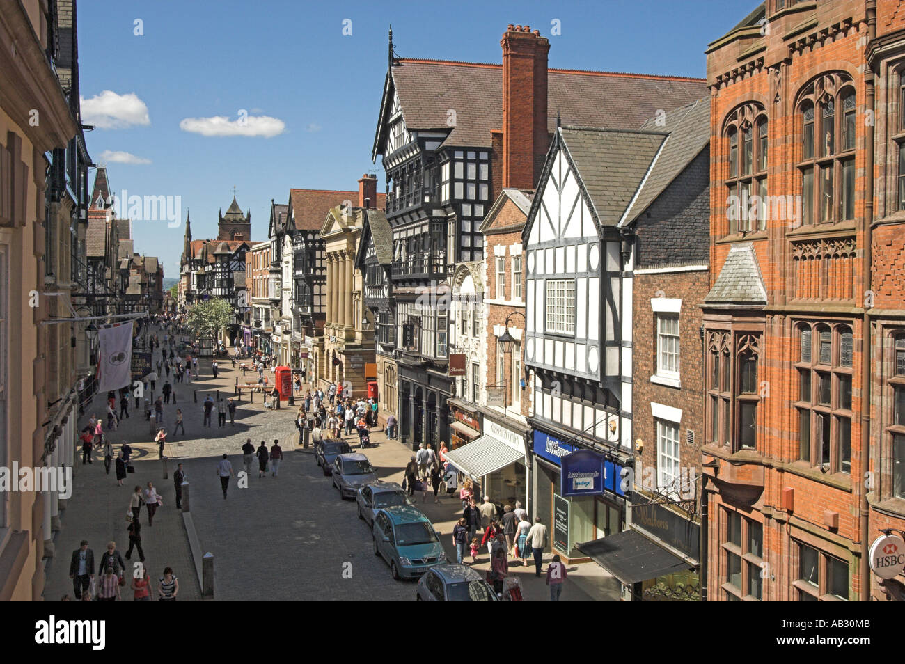 Une vue panoramique vers le bas de la rue Eastgate, de fortifications de Chester. Banque D'Images