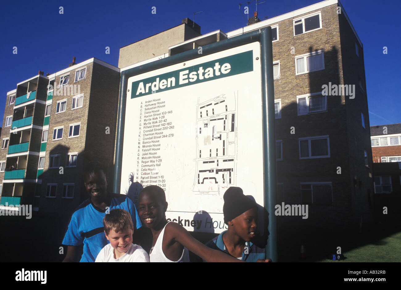 Les enfants à l'extérieur d'un ensemble immobilier dans la région de Hackney, Londres, Royaume-Uni. Banque D'Images