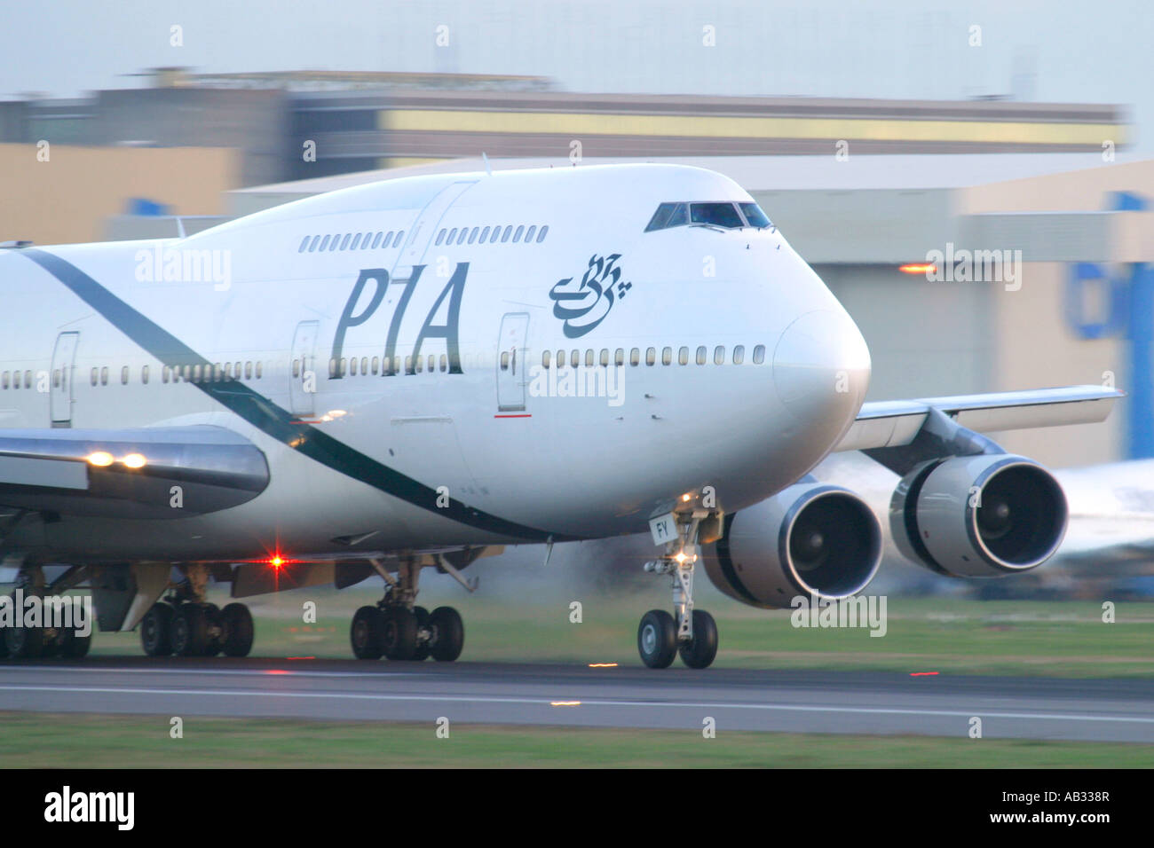 Close up of Pakistan International Airlines Boeing 747 PIA juste après l'atterrissage à l'aéroport Heathrow de Londres, UK Banque D'Images
