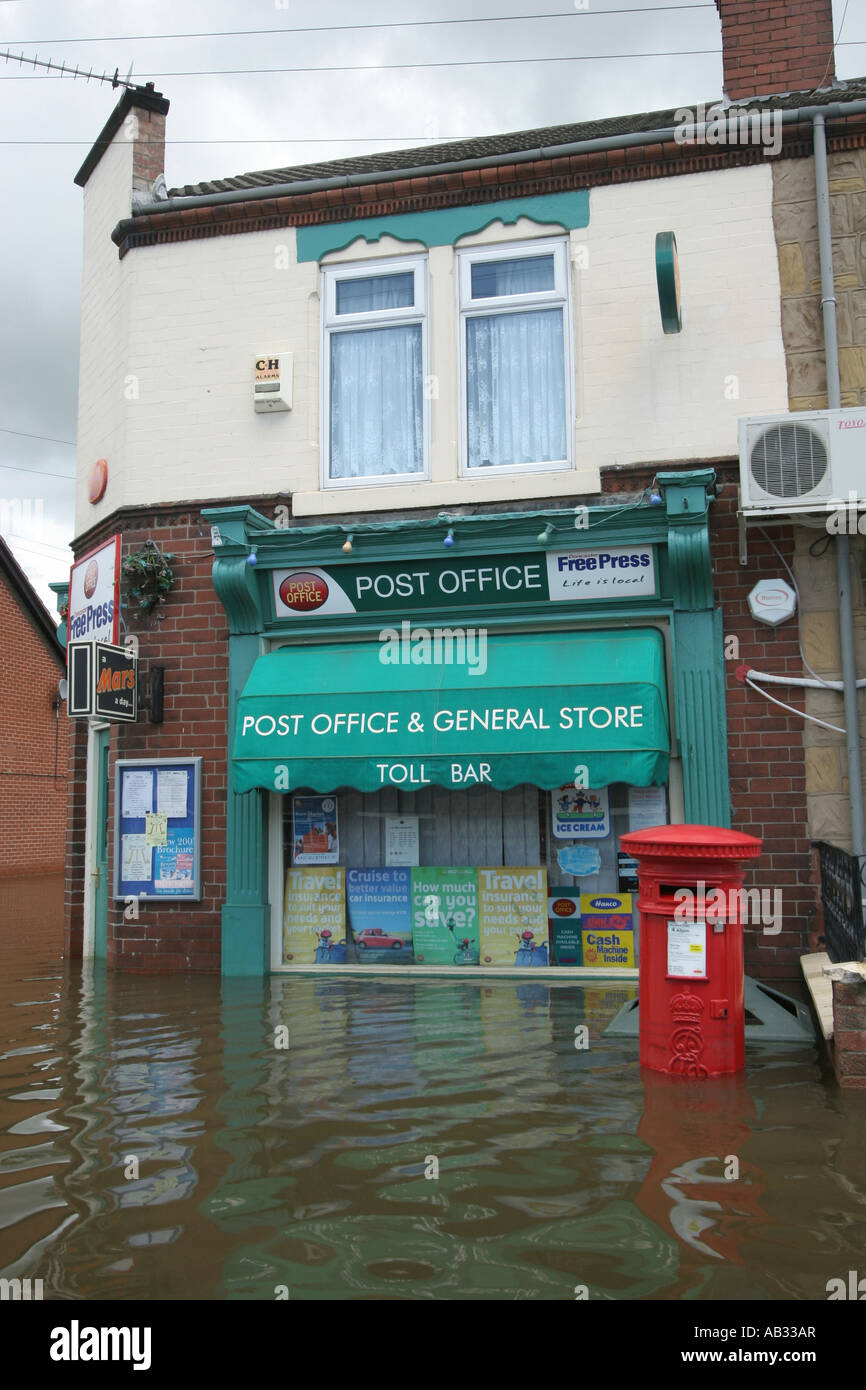 Toll Bar bureau de poste, dans le Yorkshire du Sud, lors des inondations du village, juillet 2007. Banque D'Images