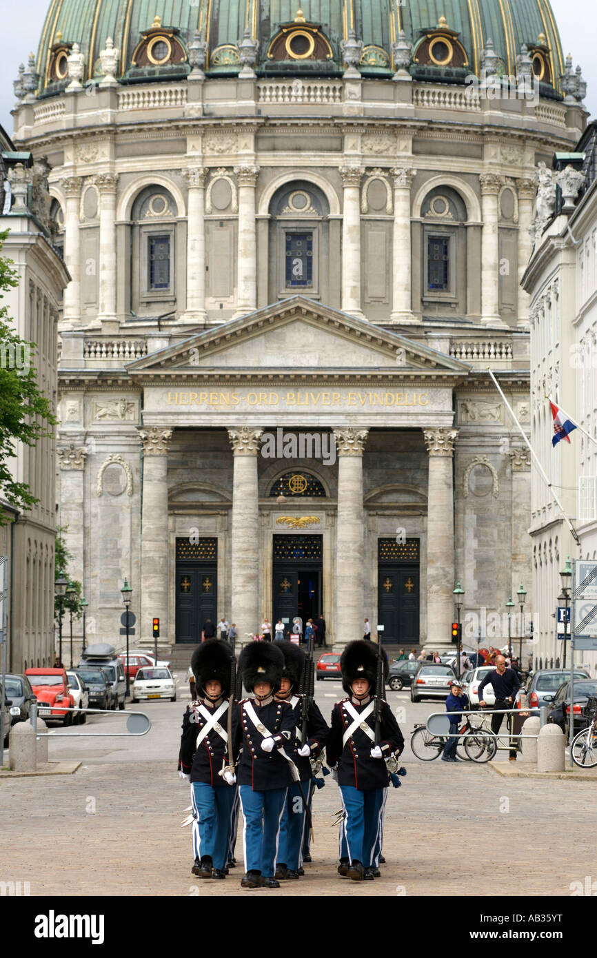 Changement de la garde à Amalineborg à Copenhague au Danemark. L'hiver est d'Amalienborg résidence de la famille royale. Banque D'Images