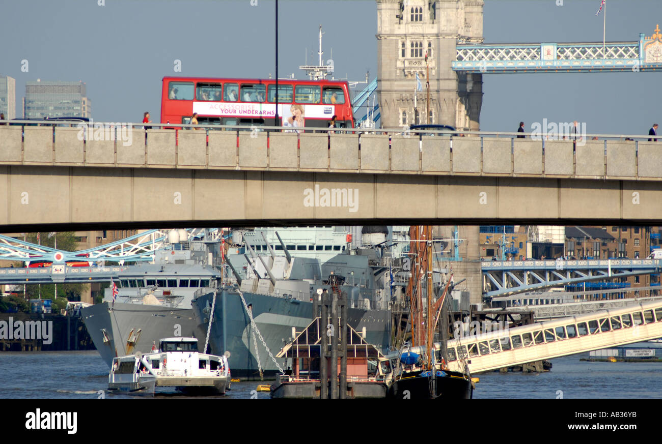 Bus sur le pont de Londres avec le HMS Belfast sur la Tamise et le Tower Bridge Londres Banque D'Images
