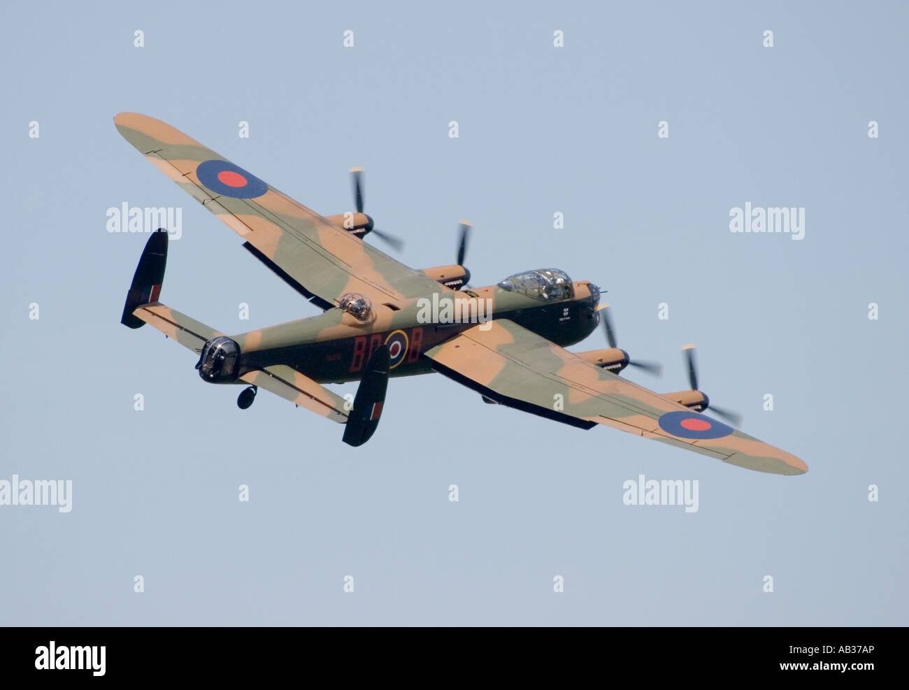 Préservés de l'Armée de l'Air britannique Avro Lancaster B1 la seconde guerre mondiale, deux bombardiers lourds effectuant une démonstration de vol airshow Banque D'Images