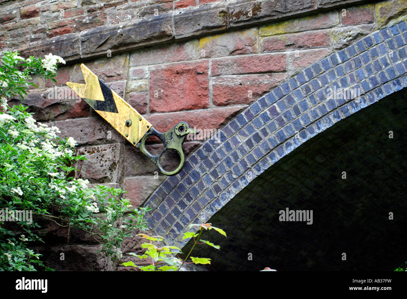 Signal jaune sur un pont de chemin de fer,Sentier Tissington, Peak District National Park, Derbyshire, Angleterre, Royaume-Uni Banque D'Images
