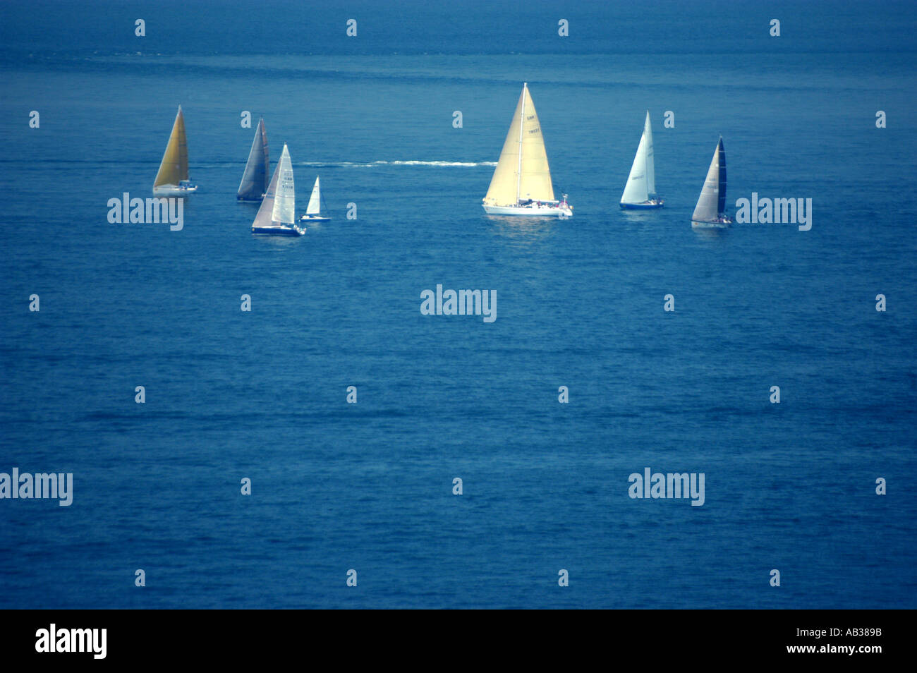 Bateaux en mer brumeuse concurrence dans le Fastnet Race 2003 off les aiguilles le Solent Île de Wight Hampshire England UK Été 20 Banque D'Images
