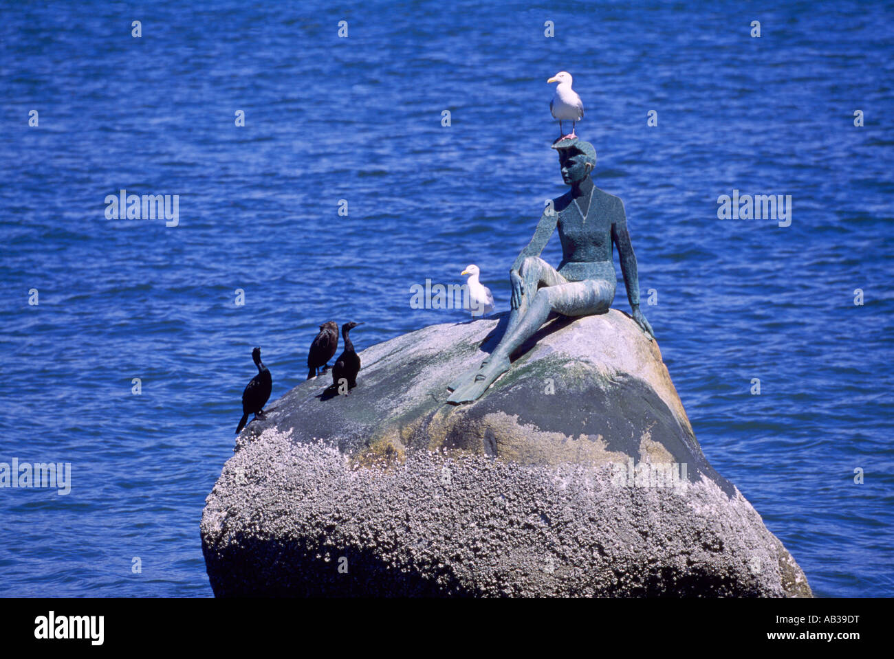 'Fille dans un wet suit' Statue le long du littoral, au parc Stanley, Vancouver British Columbia Canada Banque D'Images