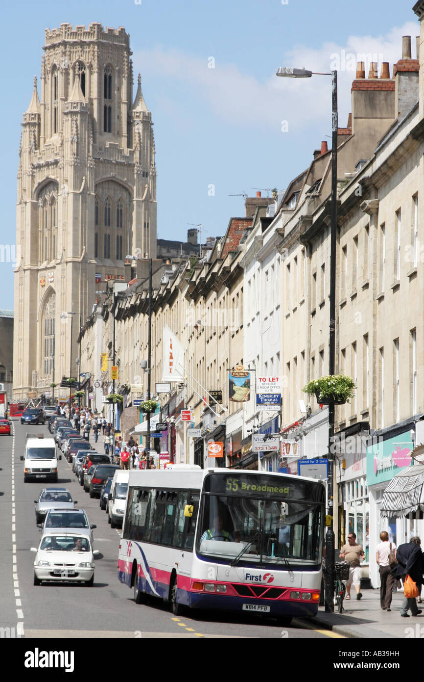 Park Street Bristol est un quartier commerçant principal sur une colline escarpée. Bristol est une ville cosmopolite prospère dans le sud-ouest de l'Angleterre Banque D'Images