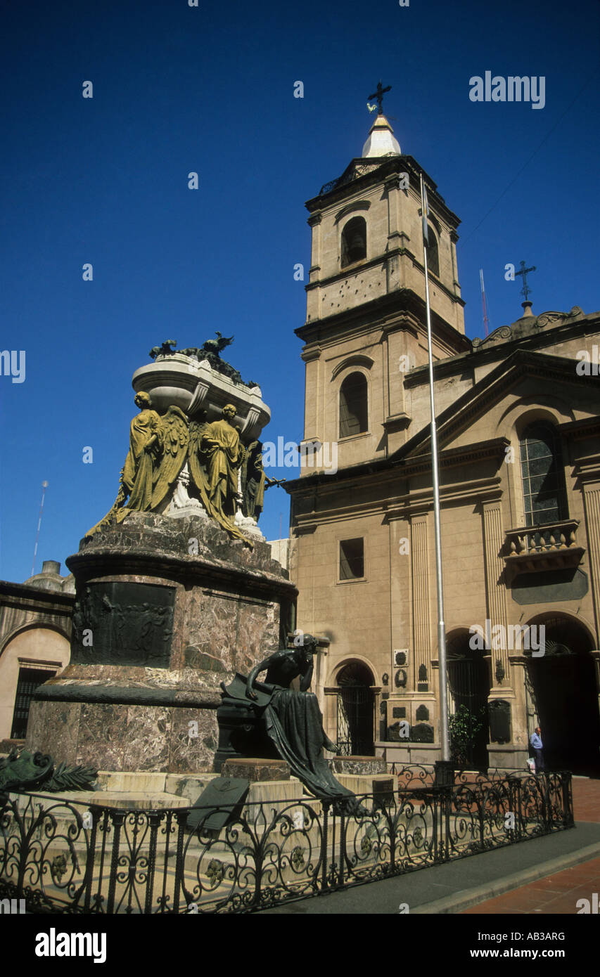 Belgrano monument et l'église de Santo Domingo, Buenos Aires, Argentine. General Manuel Belgrano a conçu le drapeau argentin. Banque D'Images