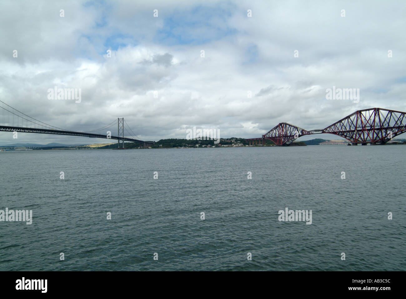 Les ponts routiers et ferroviaires Firth of Forth Queensferry Edinburgh Scotland Royaume-Uni UK Banque D'Images