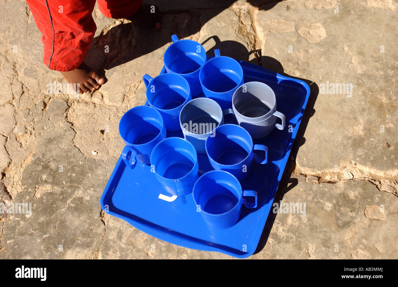Tasses de l'eau potable pour les enfants dans un orphelinat à Maseru, Lesotho Banque D'Images