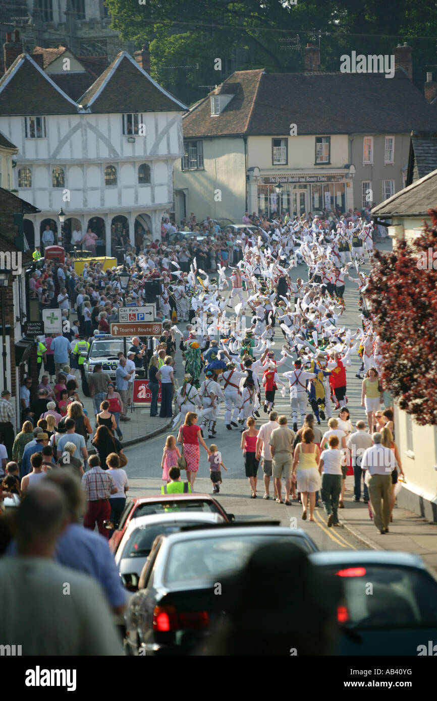 Spectateurs faisant leur façon de voir les danseurs Morris Morris à la grande collecte d'anneau de Thaxted Essex Grande-bretagne UK Banque D'Images