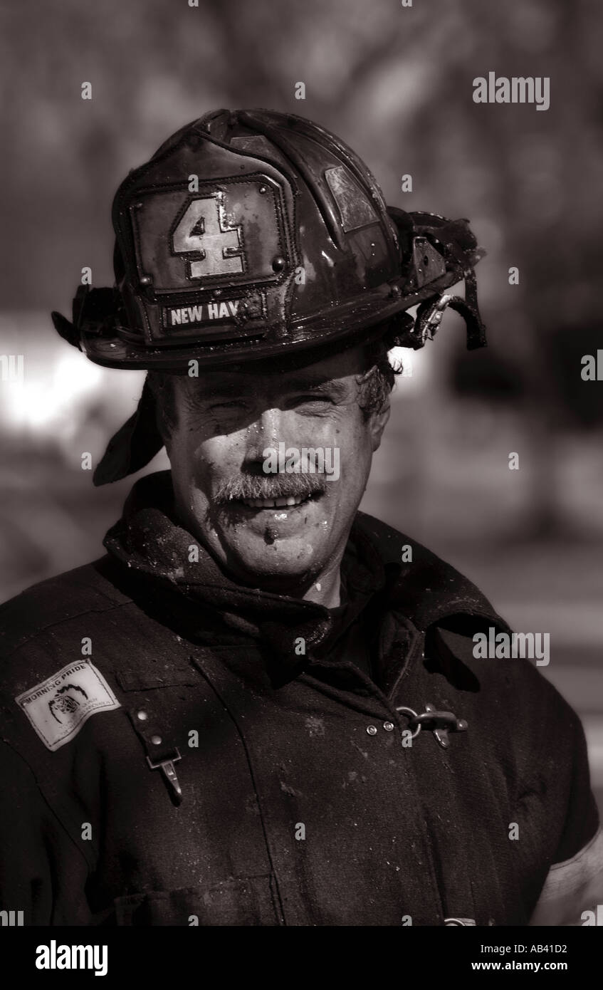 Pompier avec Strong homme visage avec de la cendre et la poussière après la lutte contre le feu Porter pompier gear Banque D'Images