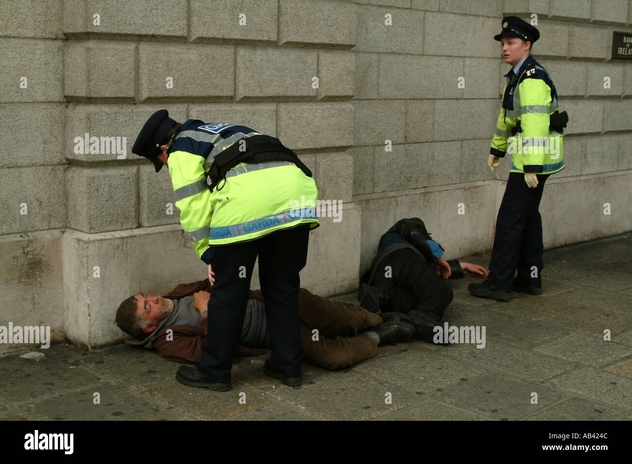 Les agents de garde appréhender deux vagabonds en Irlande Dublin Banque D'Images