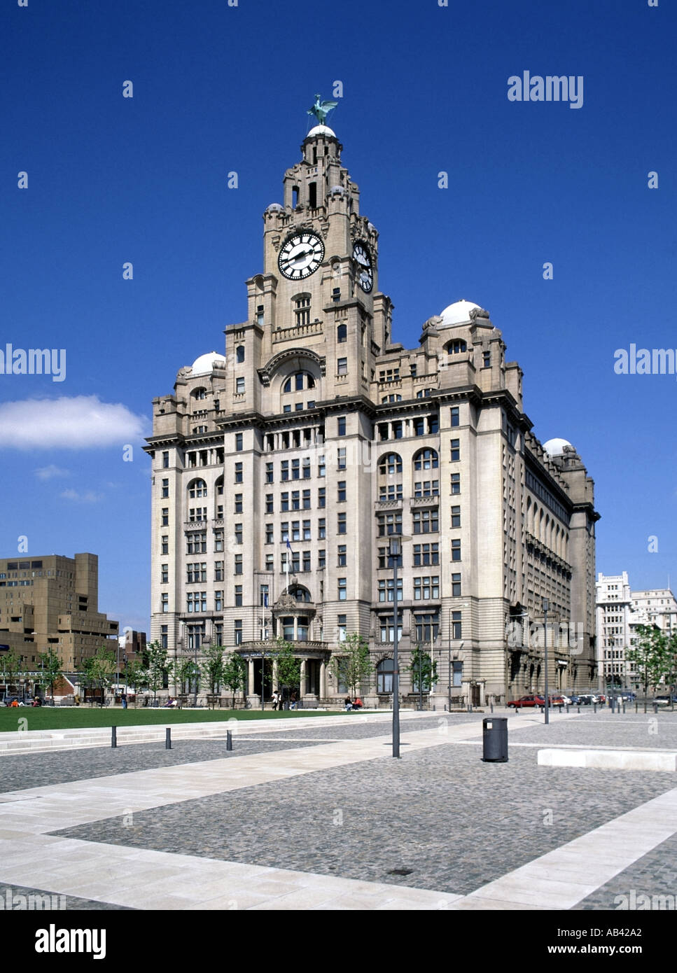 Le Liver Building Liverpool qui donnent sur la Rivière Mersey Banque D'Images