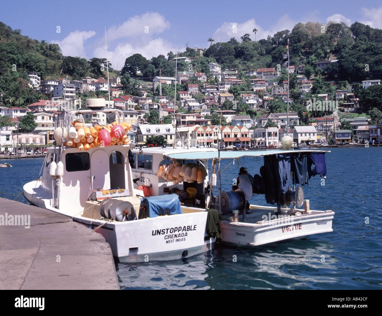 St Georges Harbour dans le sud de la mer des Caraïbes de l'est amarrée le long de petits bateaux de pêche, promenade Banque D'Images