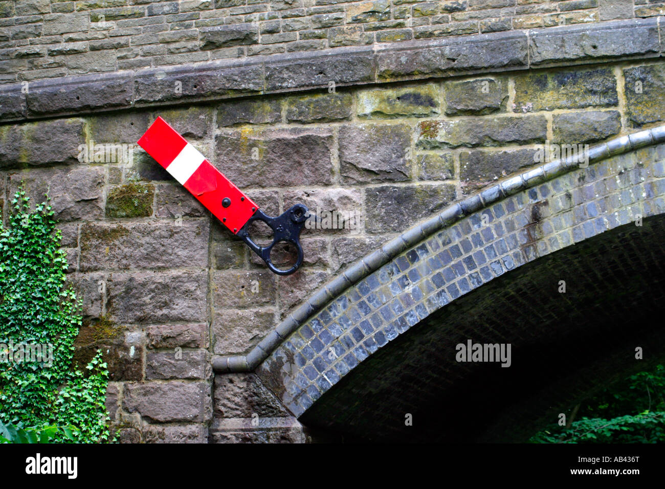 Signal rouge sur un pont de chemin de fer,Sentier Tissington, Peak District National Park, Derbyshire, Angleterre, Royaume-Uni Banque D'Images