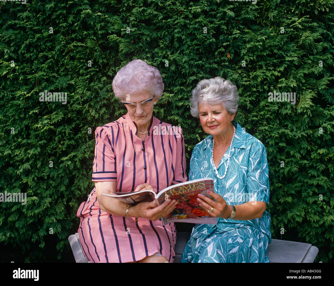 Seniors femmes lecture en plein air Banque D'Images