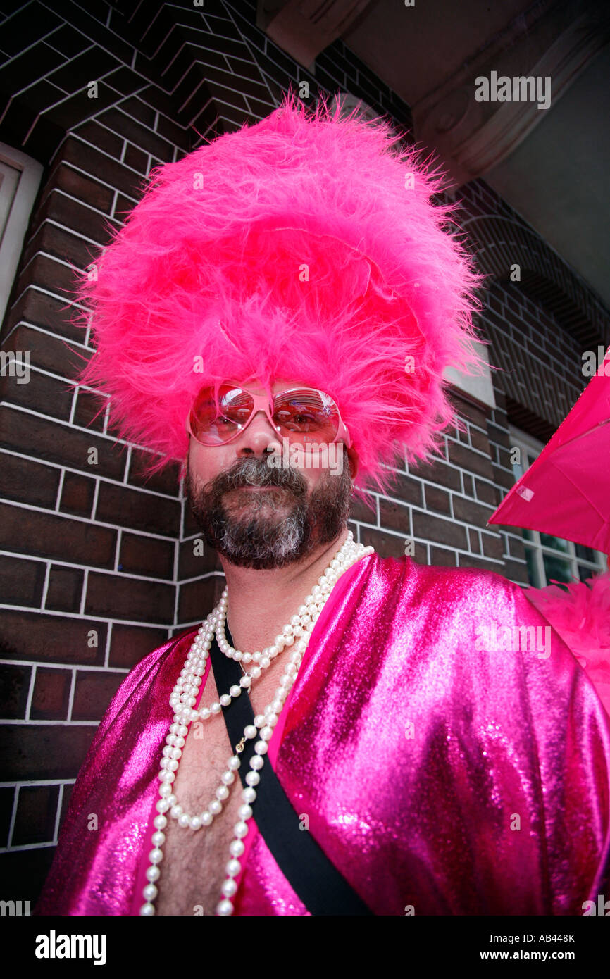 Homme portant un chapeau de fourrure rose au 2007 Londres Gay Pride Photo  Stock - Alamy