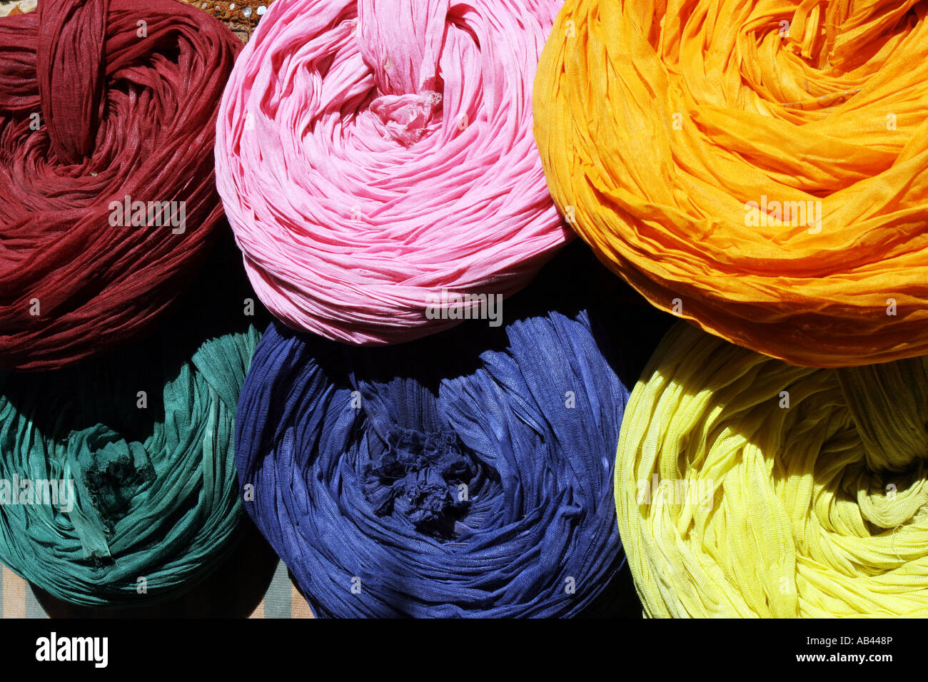 Turbans à vendre dans des tons colorés, Rajasthan, Inde Banque D'Images