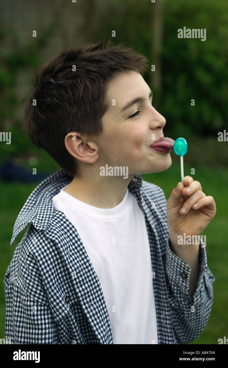 Jeune garçon suce une sucette angleterre Photo Stock - Alamy