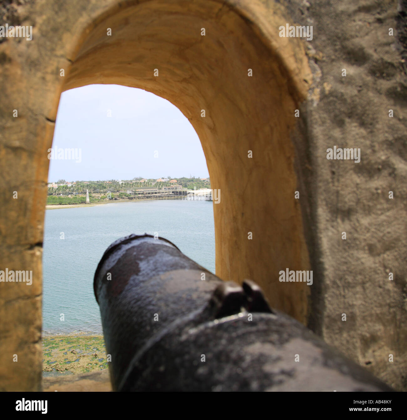 L'un des nombreux canons à Fort Jésus Mombasa Kenya Banque D'Images