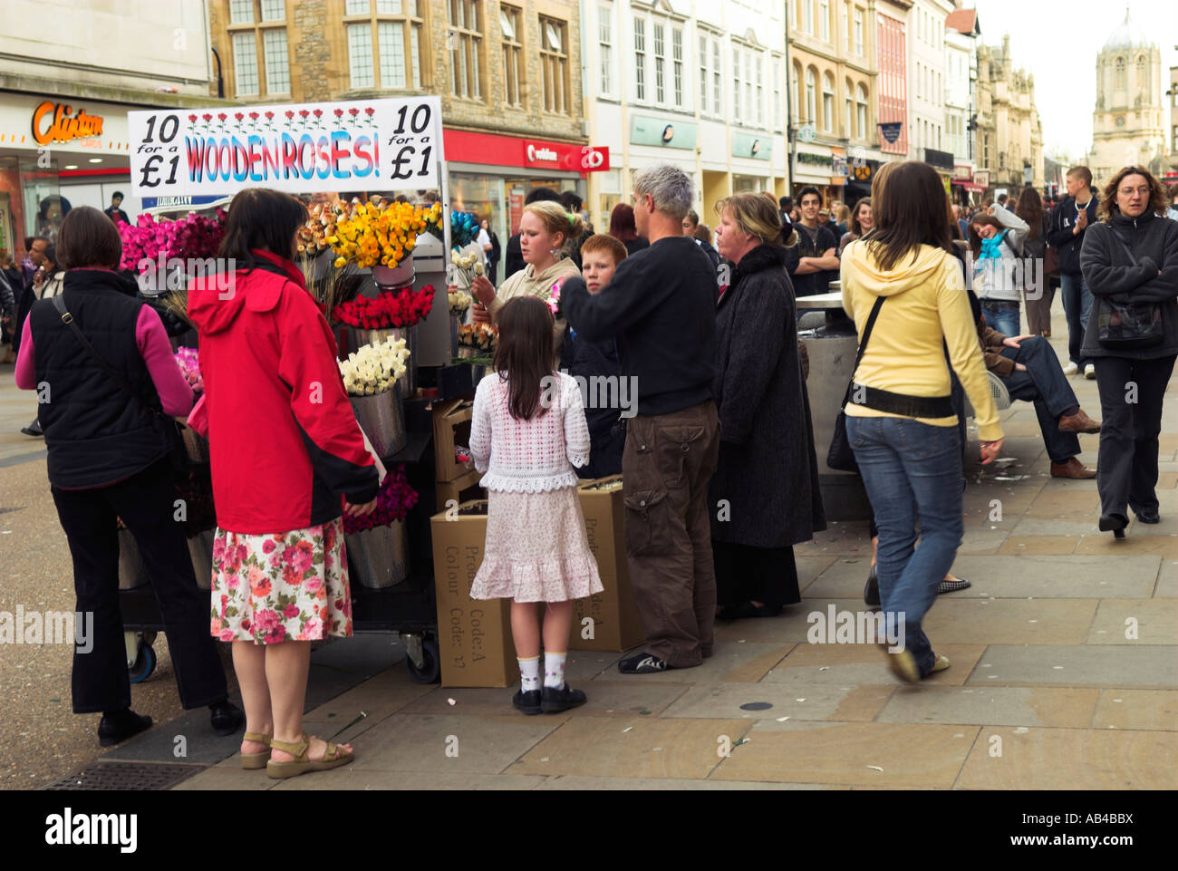 Vente de rue avec des foules et des magasins Cornmarket Street Ville d'Oxford, Angleterre, Royaume-Uni Banque D'Images