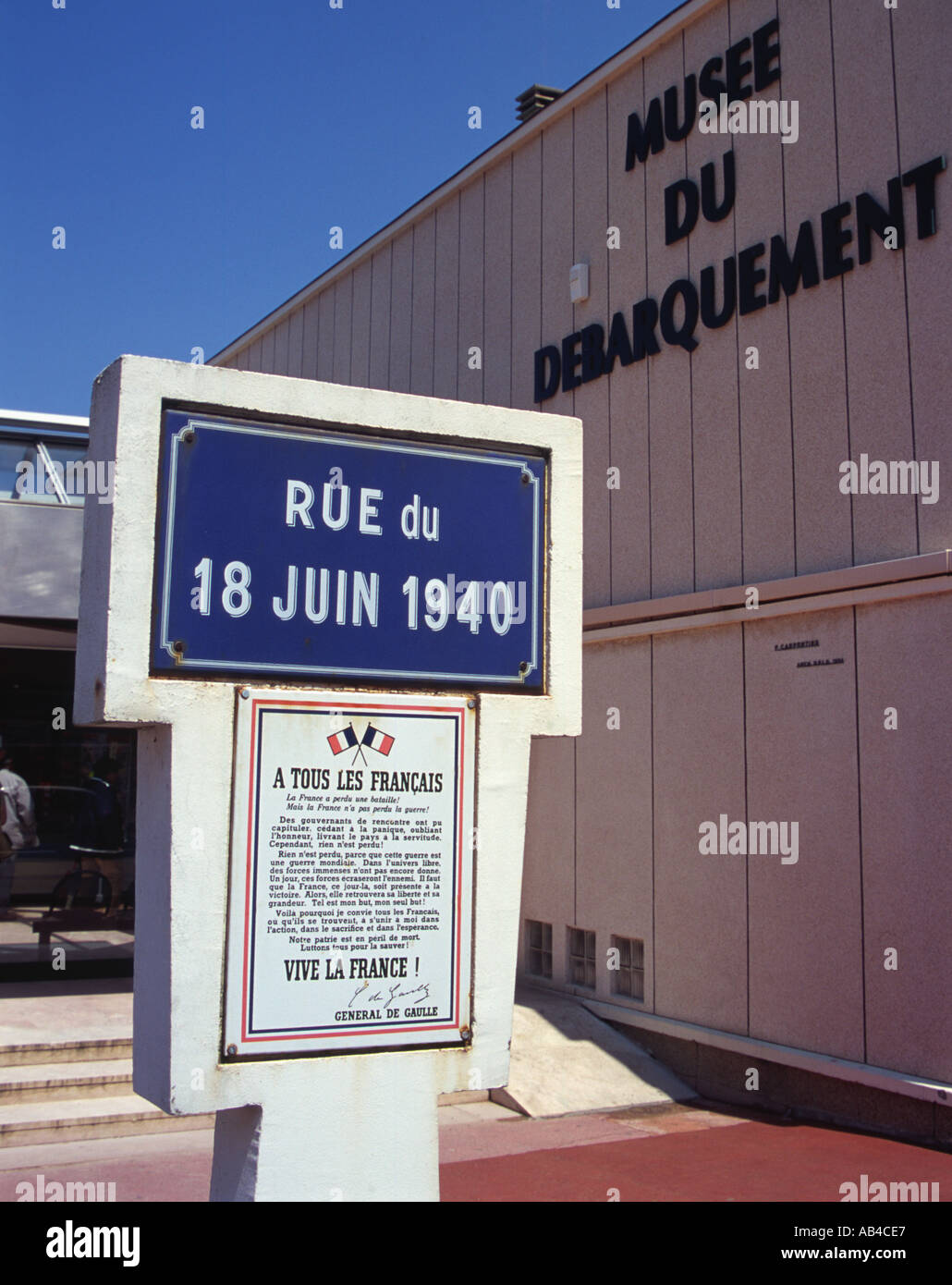 Panneau routier et D Day Museum Arromanches Calvados Normandie France Banque D'Images