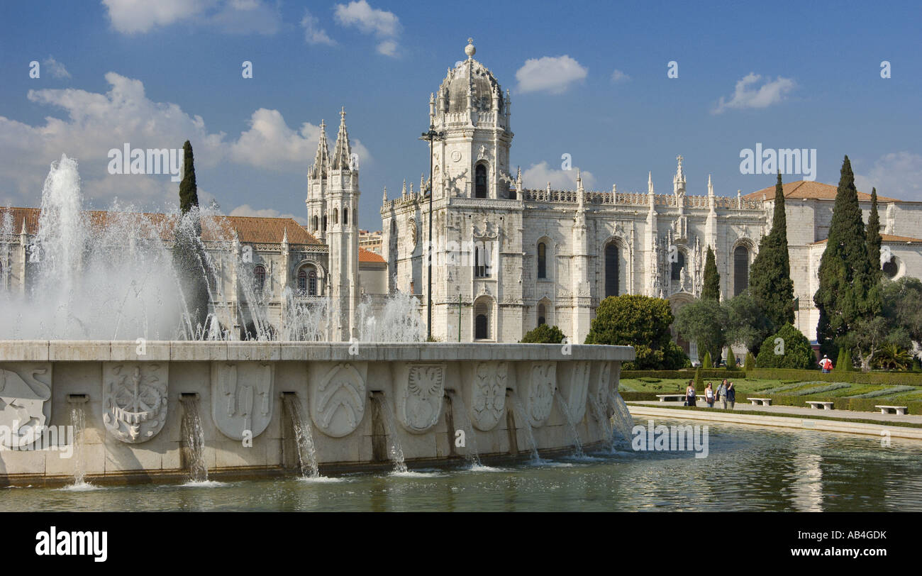 Une fonte luminosa fontaines et le monastère des Hiéronymites, Belém, Lisbonne, Portugal Banque D'Images