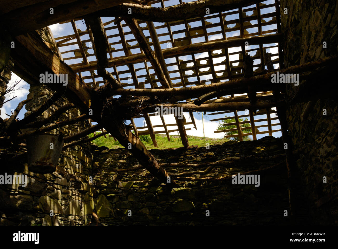 Toit en bois rustique exposées les ruines d'un bâtiment de ferme Banque D'Images