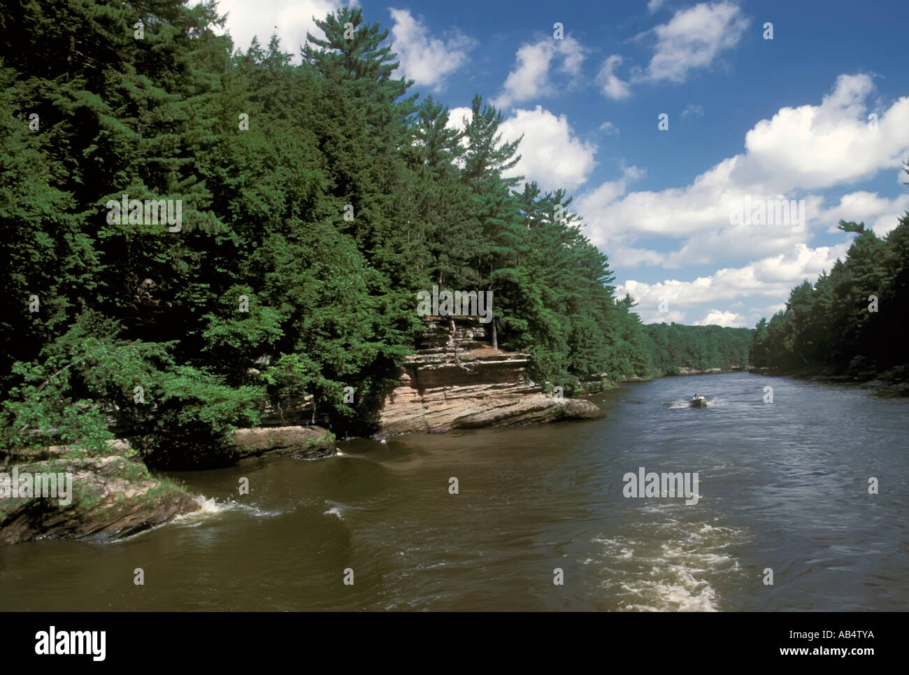 La navigation de plaisance et d'autres formes d'activités récréatives sur la rivière Wisconsin à Wisconsin Dells WI Banque D'Images