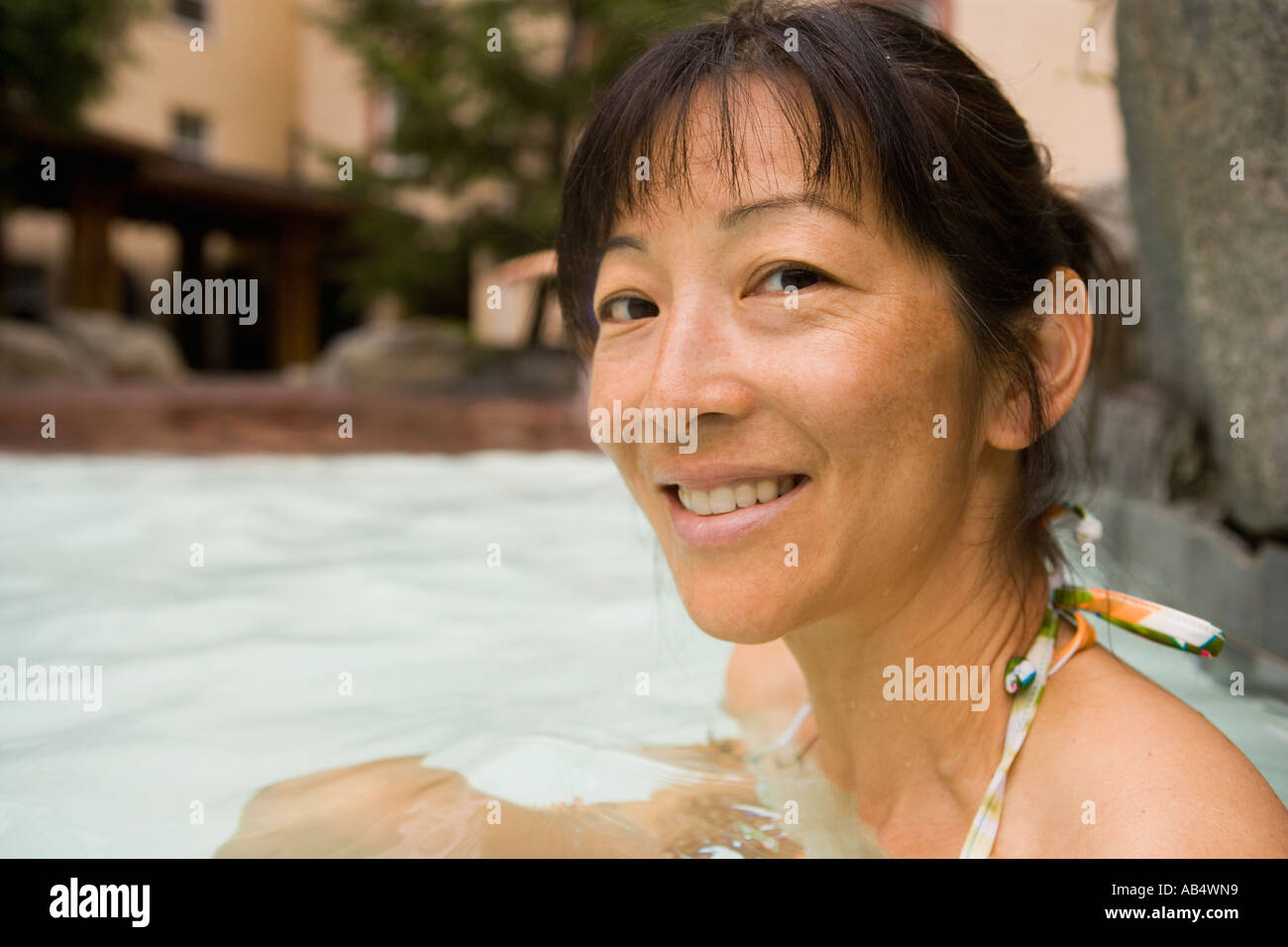 Portrait of woman in swimming pool Banque D'Images