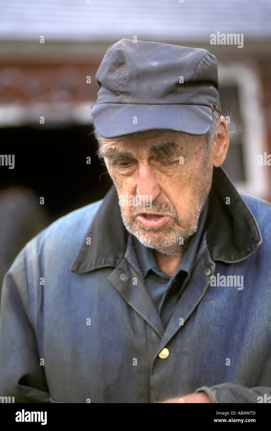 Portrait d'un vieux fermier Vermont homme qui est sale et non rasé unkept Banque D'Images