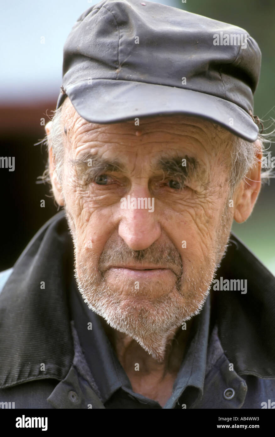 Portrait d'un vieux fermier Vermont homme qui est sale et non rasé unkept Banque D'Images
