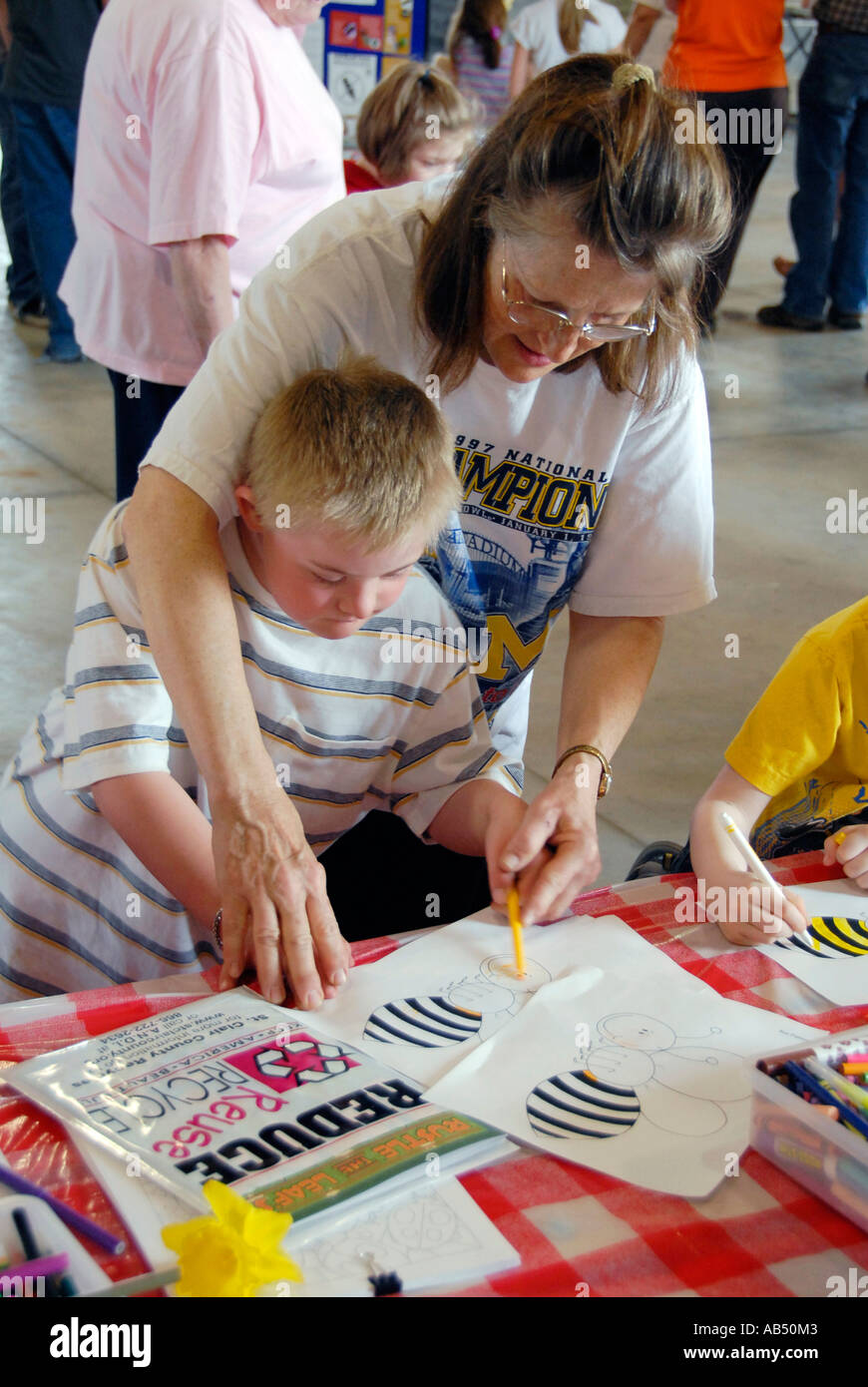 Les couleurs des jeunes handicapés mentaux un bourdon à Terre jour Festival invite les enfants et les adultes à apprendre sur l'écologie Banque D'Images