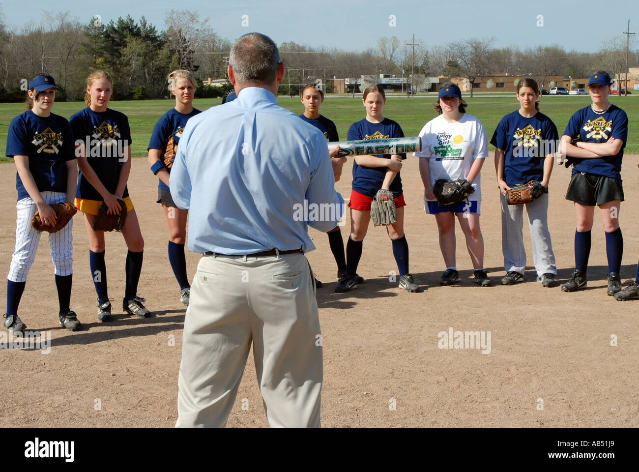 L'entraîneur de softball explique le concept de la balle à son bunting middle school girls softball team Banque D'Images