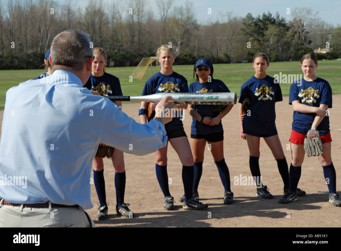 L'entraîneur de softball explique le concept de la balle à son bunting middle school girls softball team Banque D'Images