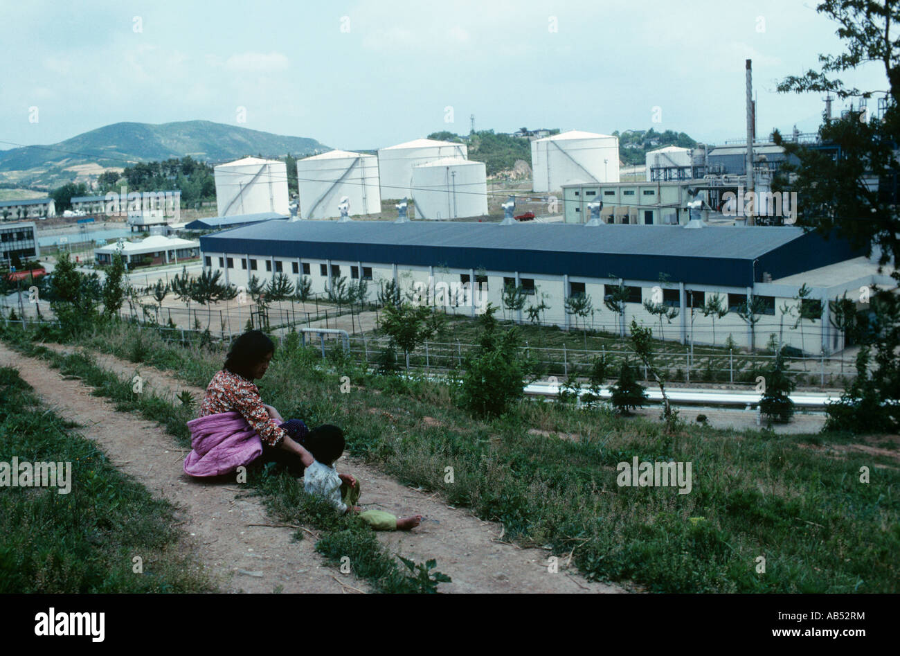 Corée du Sud, le coût industriel près de 1974, l'usine de méthanol Taesung. Ils sont appelés "chaebols" ou groupes d'entreprises. Banque D'Images