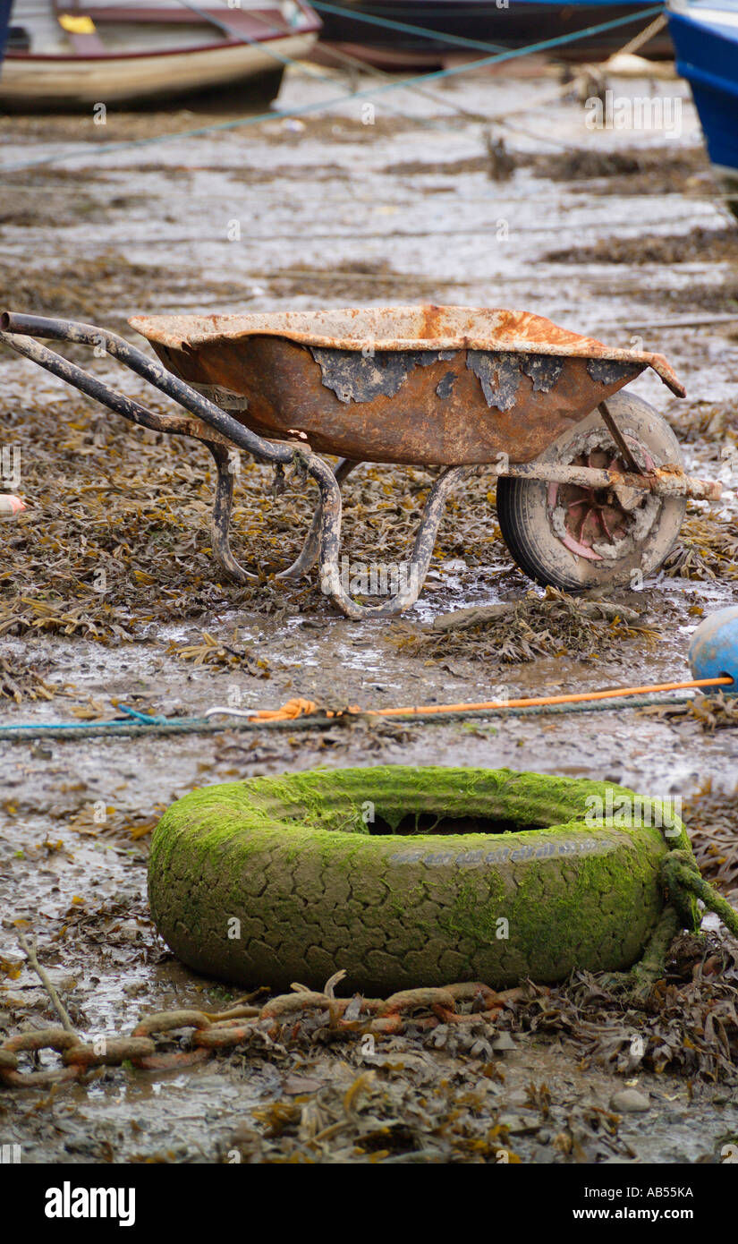 Les débris laissés sur la rive du fleuve Caernarfon Gwynedd au Pays de Galles Banque D'Images