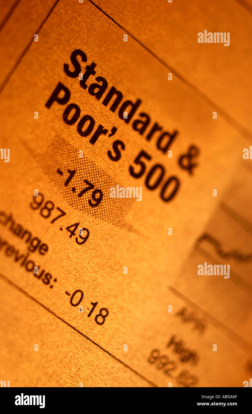 Image de couleur Vertical Standard and Poor S P s l'inscription dans le journal Banque D'Images